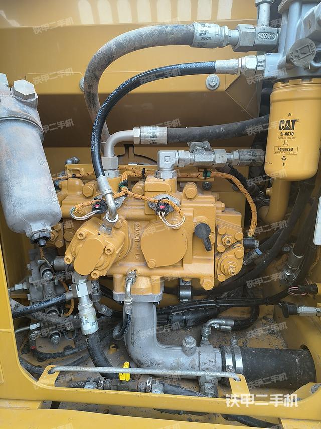 液压泵舱室正面整体（整机外观）