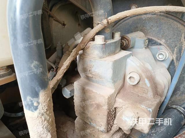 液压泵舱室正面整体（整机外观）