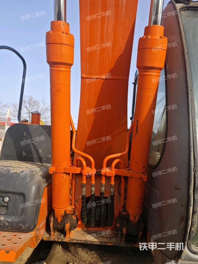 大臂油缸整体 竖拍（工作和回转装置）