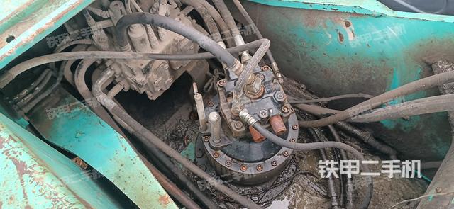 回转马达和主控阀（整机外观）