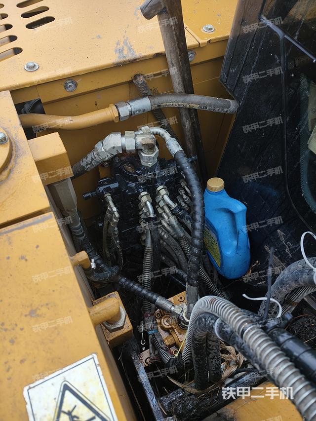 回转马达和主控阀（整机外观）