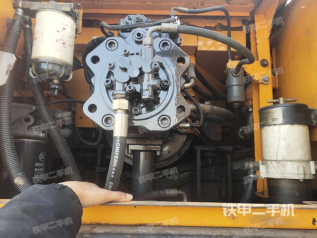 液压泵舱室正面整体（整机外观）