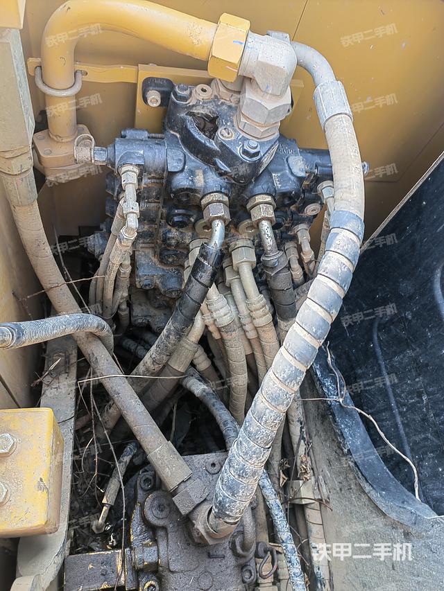 回转马达和主控阀（整机外观）