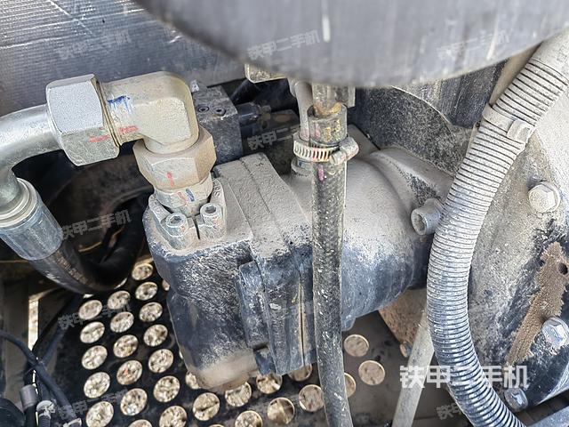 液压泵舱室正面整体（整机外观）