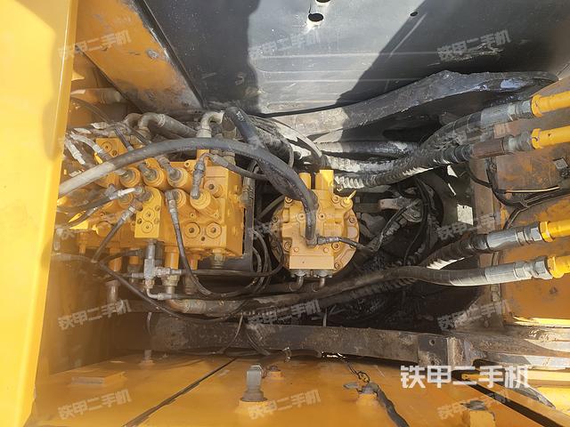 回转马达和主控阀（整机外观）