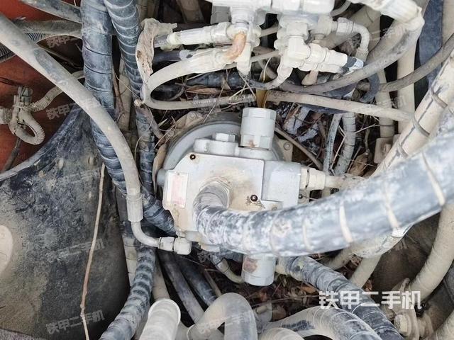 回转马达和主控阀（整机外观）