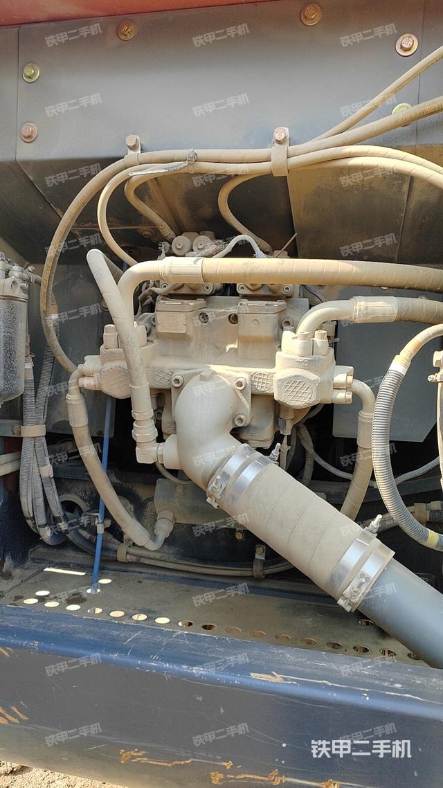 液压泵舱室正面整体（整机外观）