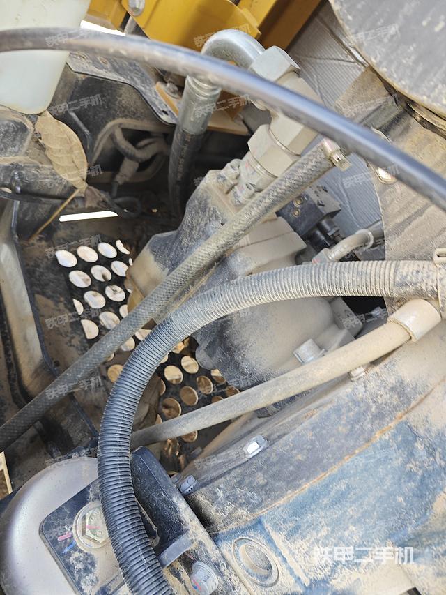 液压泵舱室正面整体（整机外观）