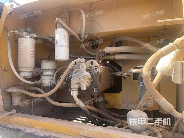 液压泵舱室正面整体（整机外观）