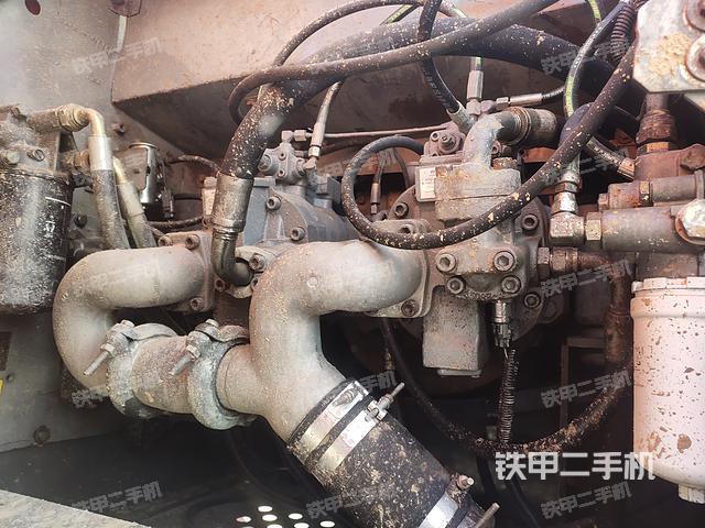 液压泵舱室正面整体（整机外观）