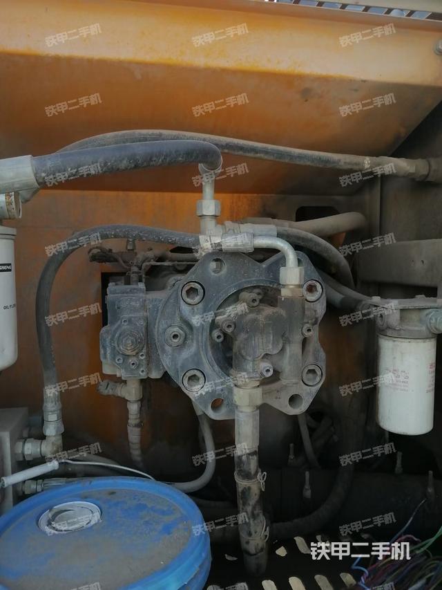 液压泵舱室正面整体（整机外观）