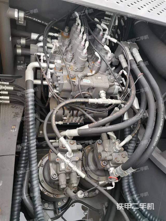 回转马达和主控阀（整机外观）