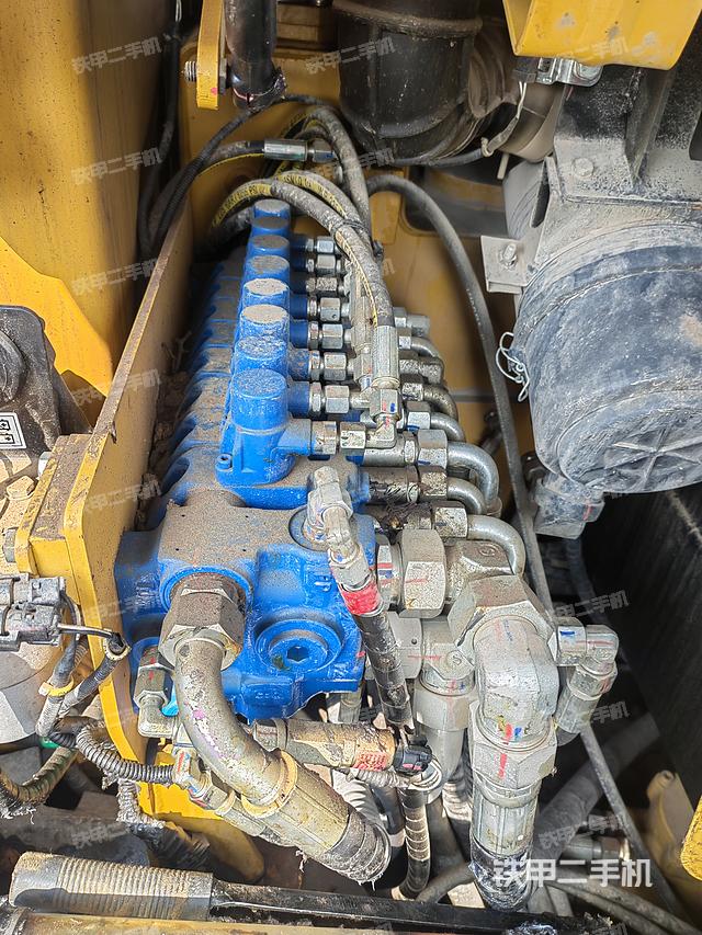 回转马达和主控阀（整机外观）