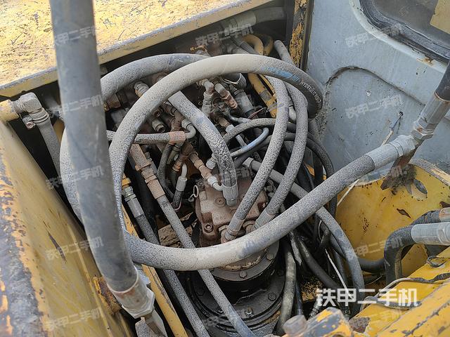 回转马达和主控阀（整机外观）