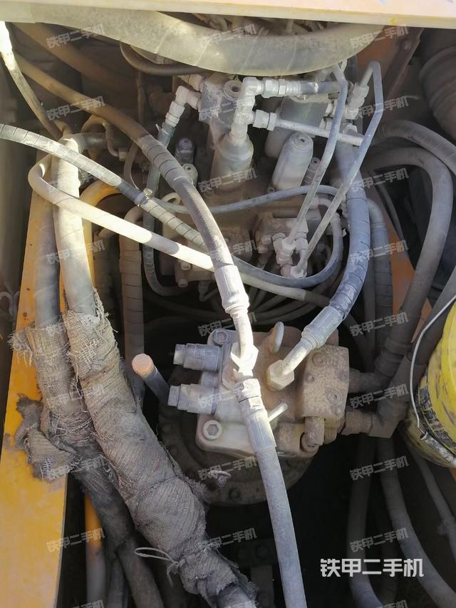 回转马达和主控阀（整机外观）