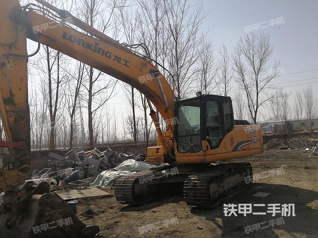 龙工CDM6220挖掘机