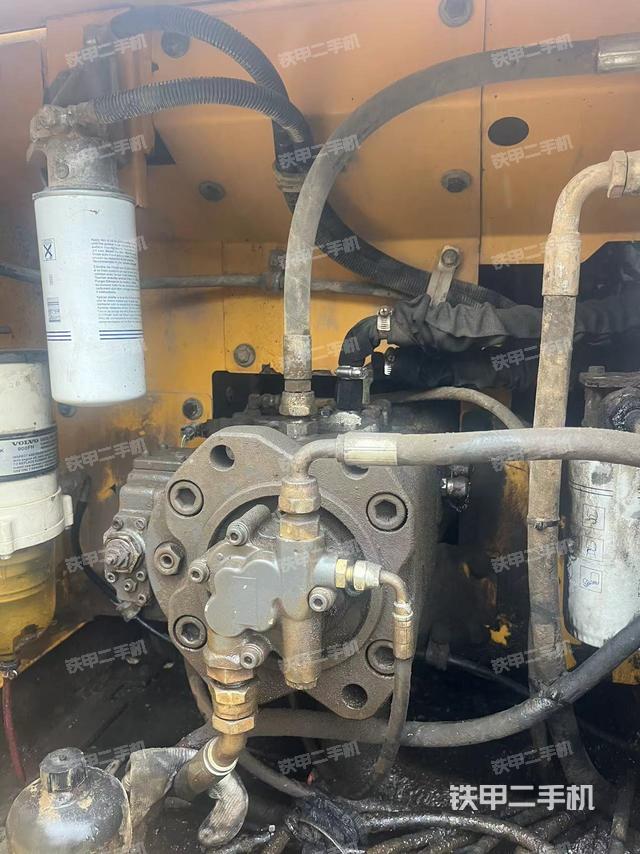 液压泵舱室正面整体（整机外观）