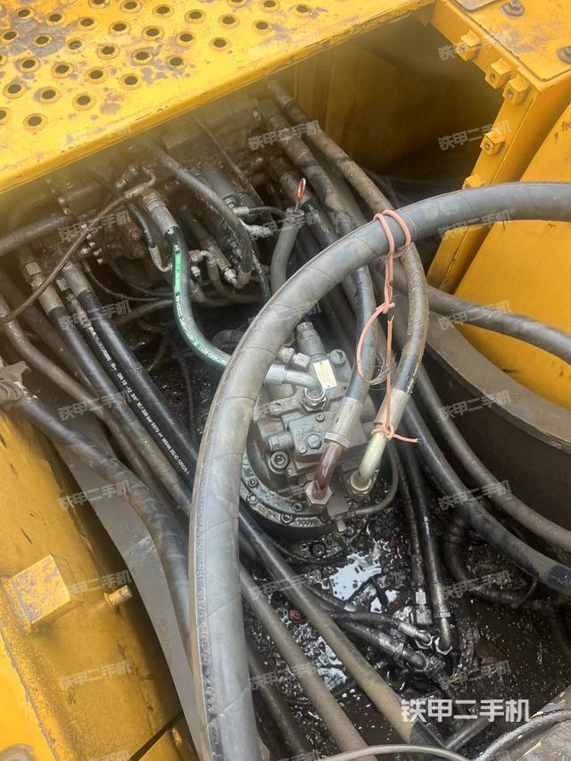 回转马达和主控阀（整机外观）