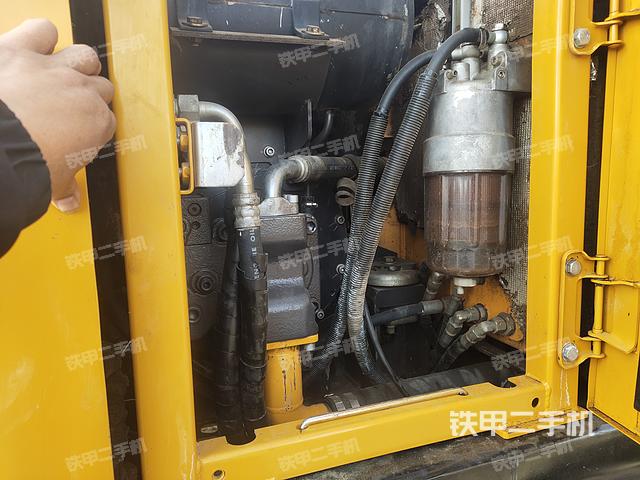 液压泵舱室正面整体（整机外观）