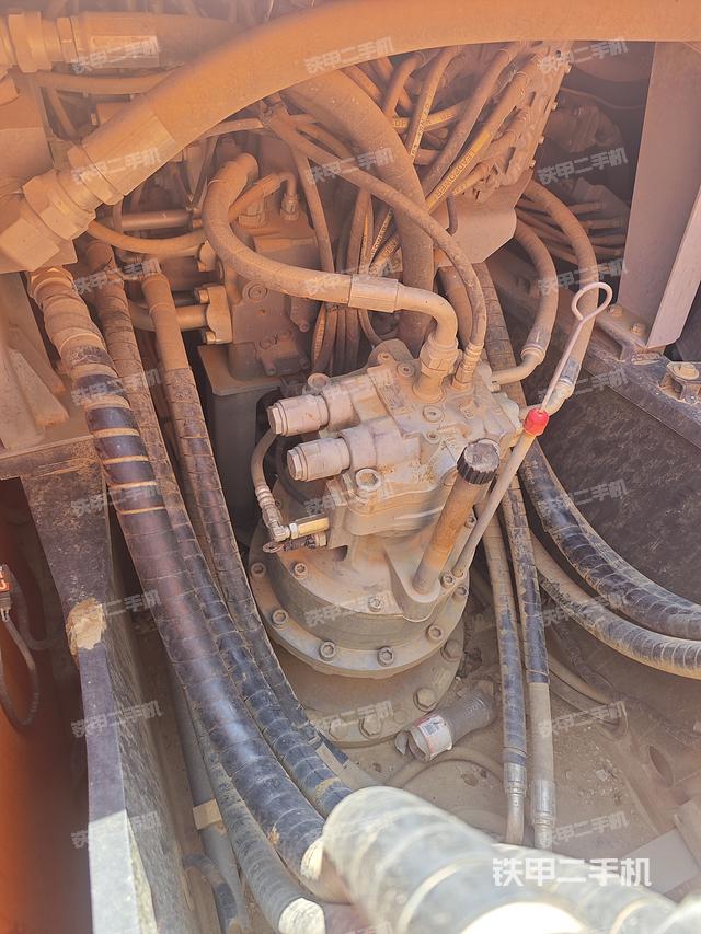 回转马达和主控阀（整机外观）