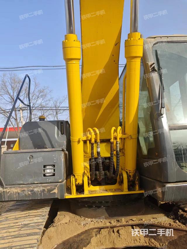 大臂油缸整体 竖拍（工作和回转装置）