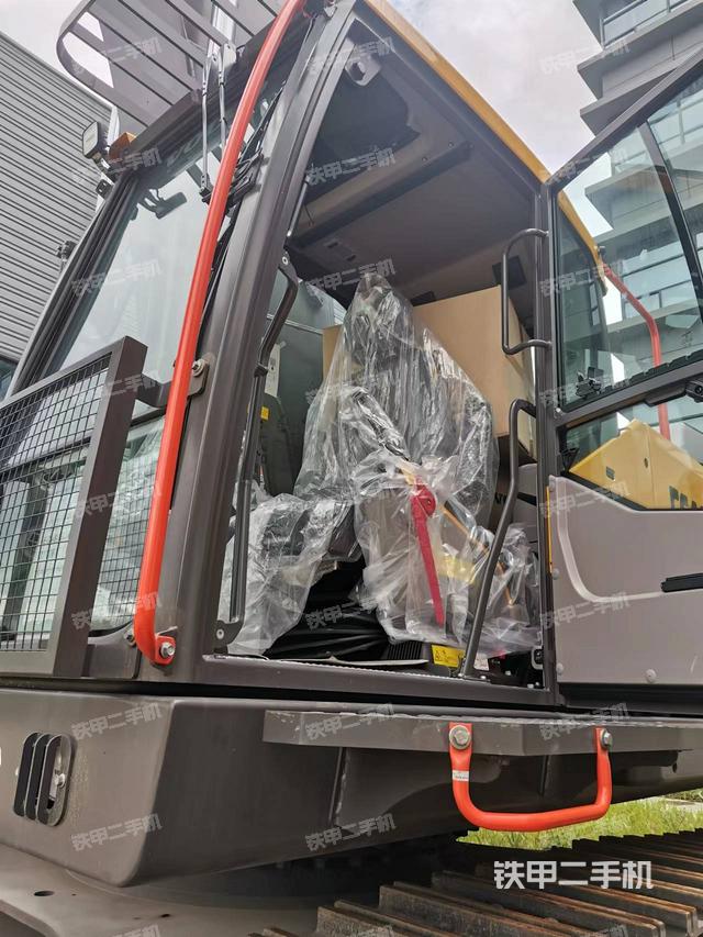 驾驶室顶部（整机外观）