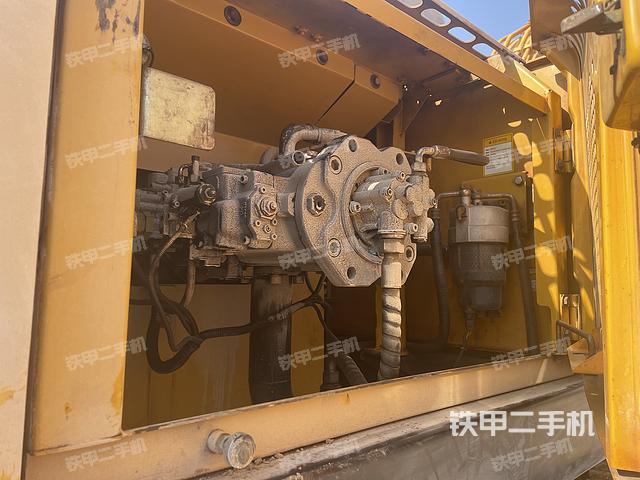 液压泵舱室正面整体（整机外观）