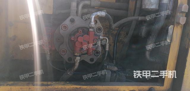 液压泵舱室正面整体（整机外观）