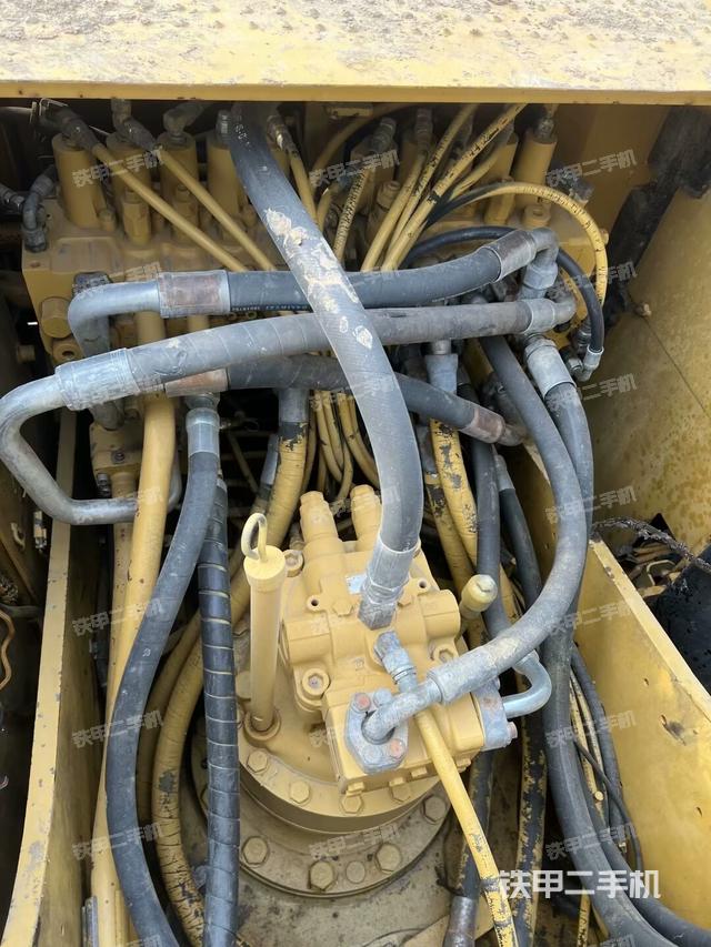 回转马达和主控阀（整机外观）