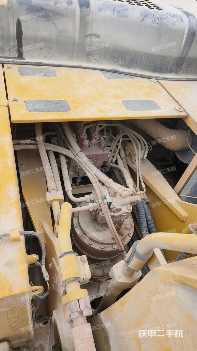 回转马达和主控阀（整机外观）