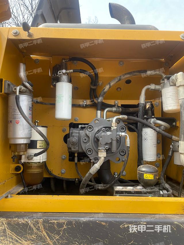 液压泵舱室正面整体（整机外观）