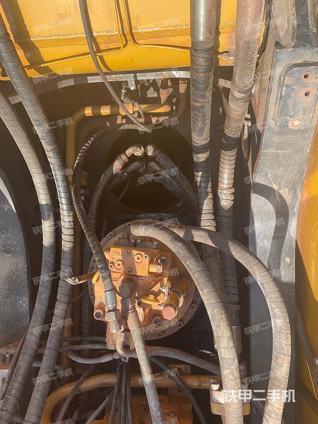 回转马达和主控阀（整机外观）