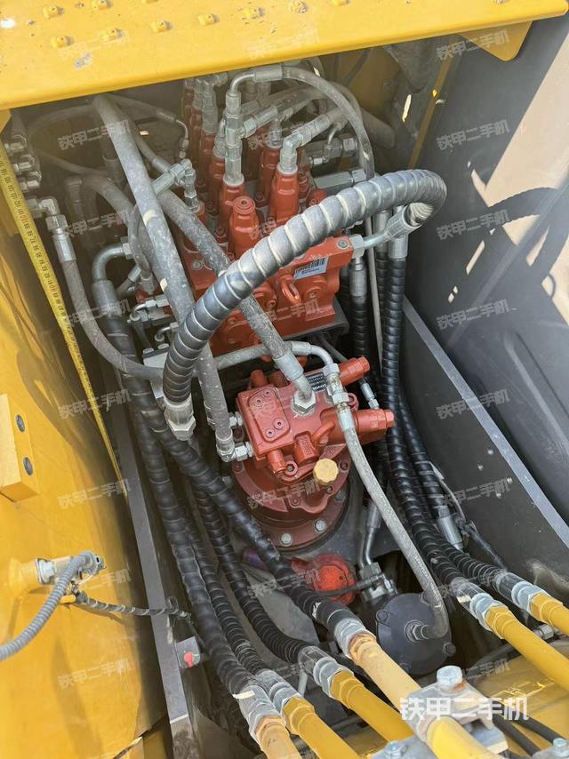 回转马达和主控阀（整机外观）