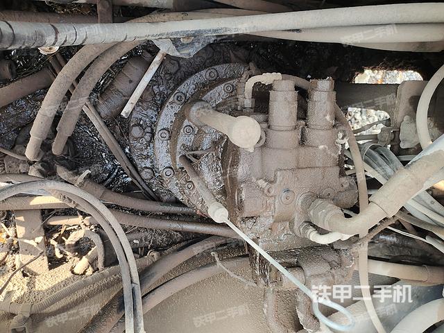 回转马达和主控阀（整机外观）