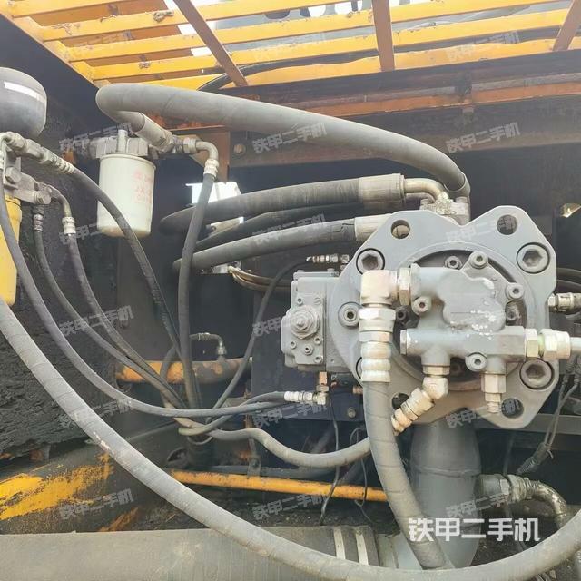 液压泵舱室正面整体（整机外观）