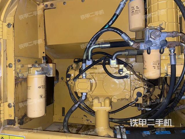 液压泵舱室正面整体（整机外观）