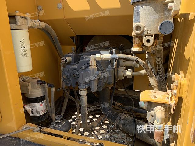 液压泵舱室正面整体（整机外观）