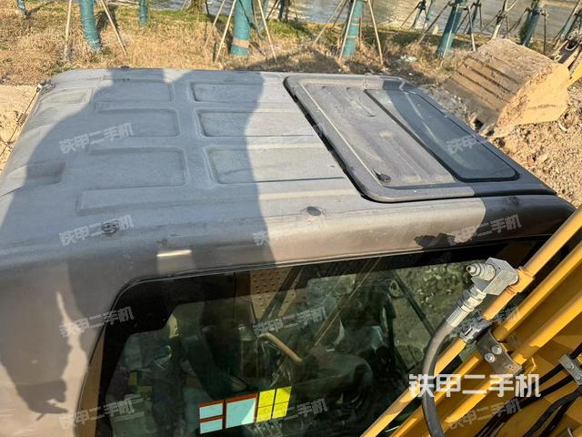 驾驶室顶部（整机外观）