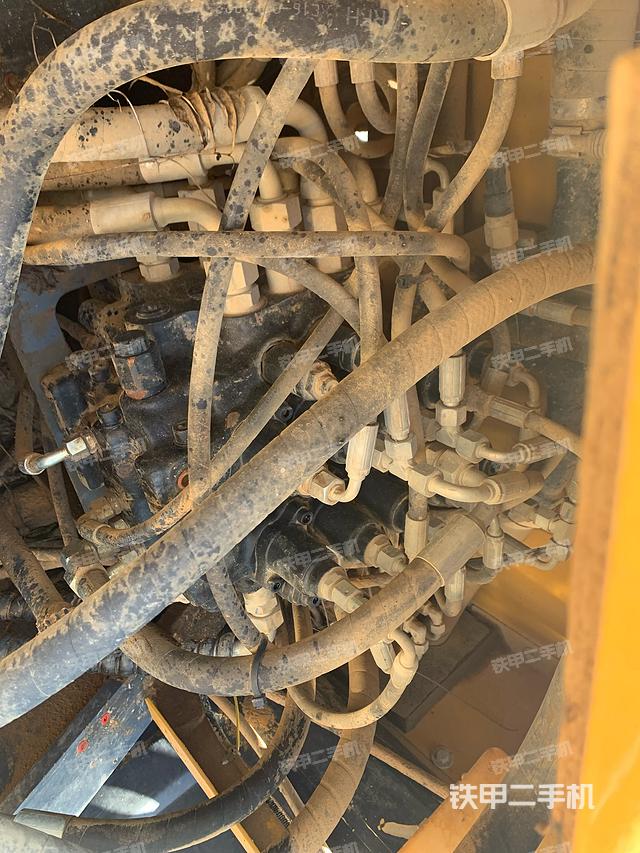 回转马达和主控阀（整机外观）