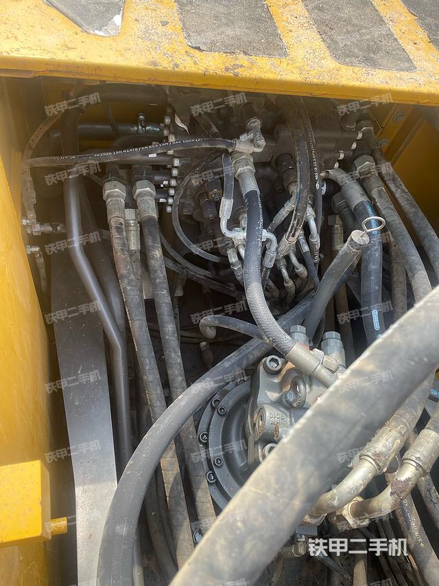 回转马达和主控阀（整机外观）