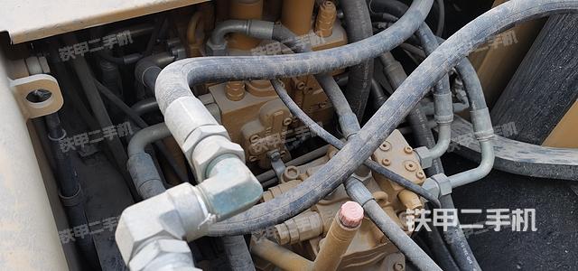 回转马达和主控阀（整机外观）