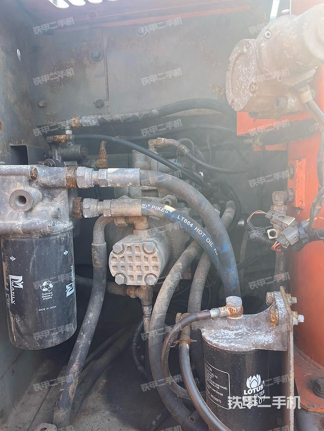 液压泵舱室正面整体（整机外观）