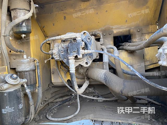 液压泵舱室正面整体（整机外观）