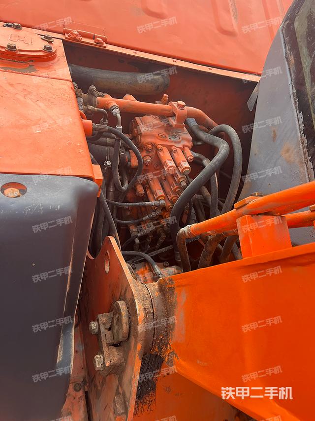 回转马达和主控阀（整机外观）