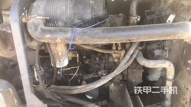 液压泵舱室正面整体（整机外观）