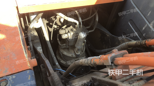 回转马达和主控阀（整机外观）