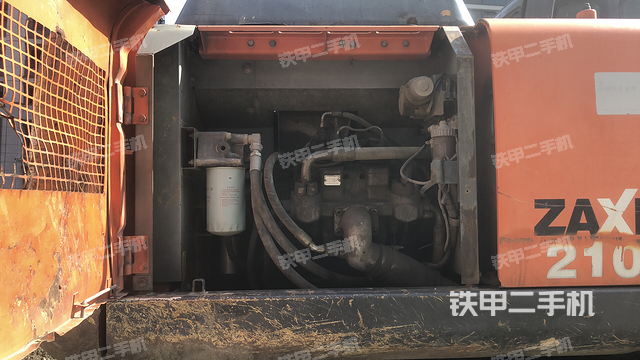 液压泵舱室正面整体（整机外观）