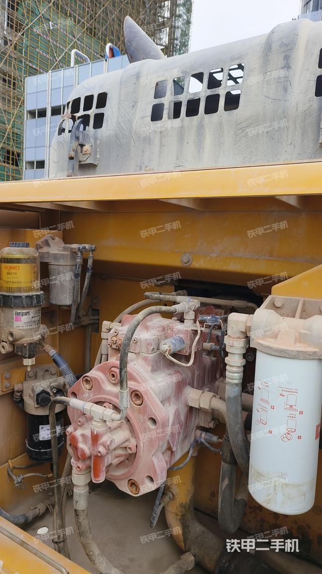 液压泵舱室正面整体（整机外观）