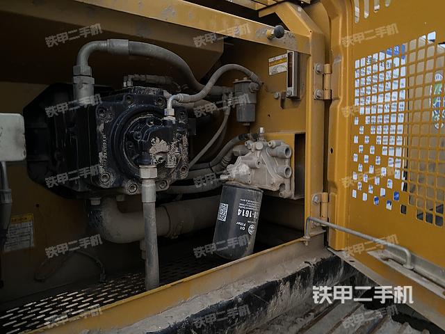 液压泵舱室正面整体（整机外观）