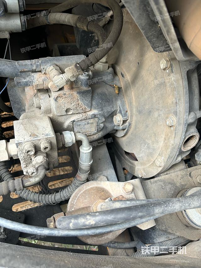 液压泵舱室正面整体（整机外观）